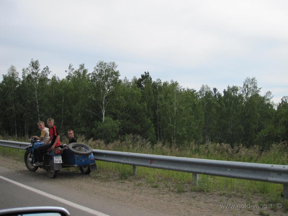 IMG_1508.JPG - Tra Tulun e Irkutsk (Siberia): ragazzi su sidecar locale
