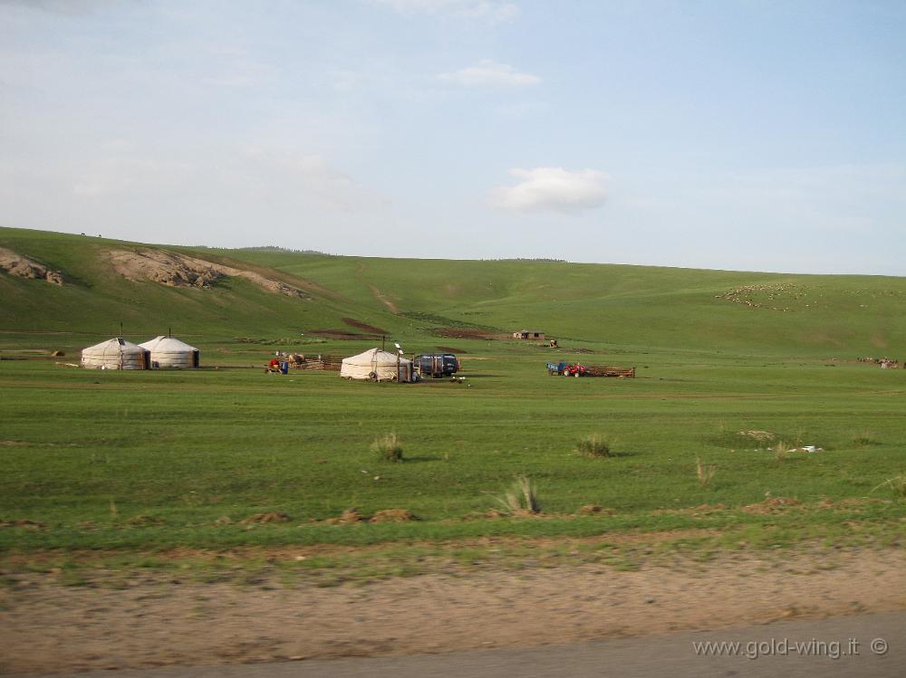 IMG_1760.JPG - Tra Bayangol e Ulan Bator (Mongolia): gher nella steppa