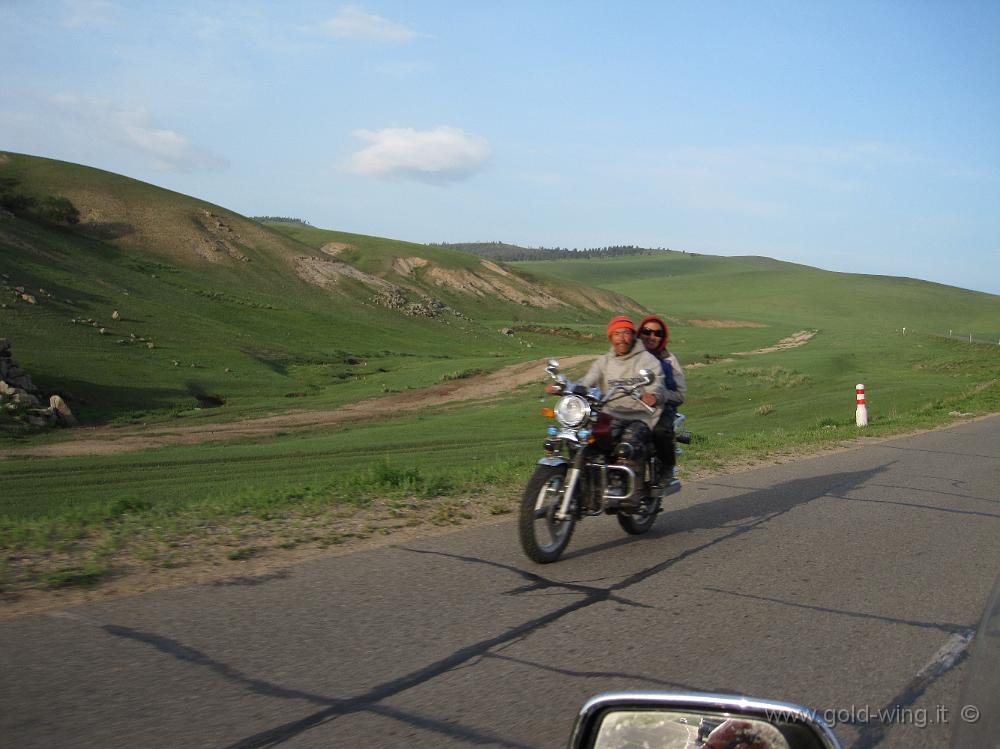 IMG_1762.JPG - Tra Bayangol e Ulan Bator (Mongolia): motociclisti mongoli