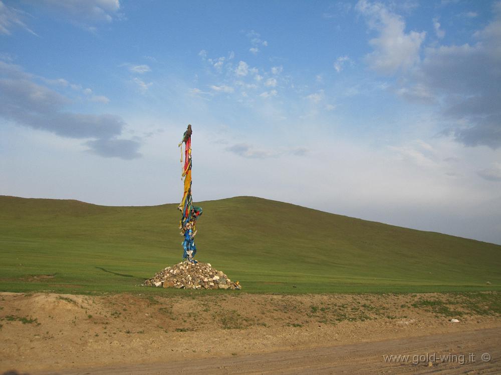 IMG_1778.JPG - Tra Bayangol e Ulan Bator (Mongolia):bandierine colorate di preghiera buddiste
