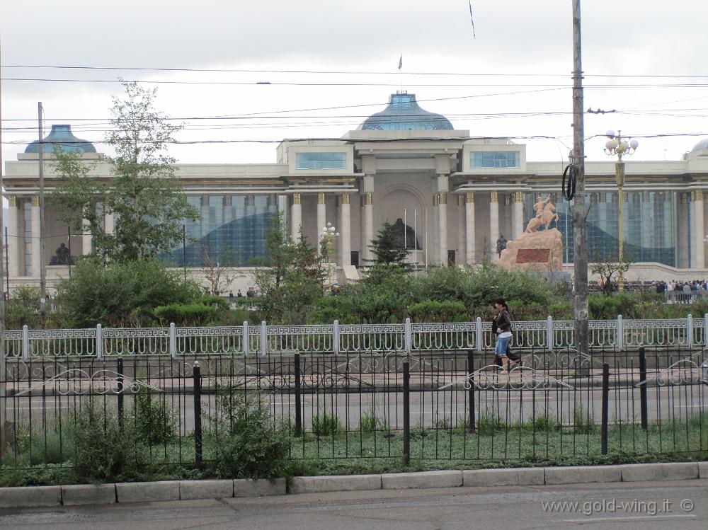IMG_1790.JPG - Ulan Bator (Mongolia): palazzo del Parlamento e statua di Genghis Khan
