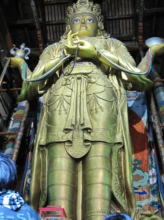 IMG_1904.JPG - Ulan Bator (Mongolia), Gandan Khiid, tempio Migjid Janraisig Sum: statua di Migjid Janraisig (Signore che guarda in tutte le direzioni). Alta m 26.5