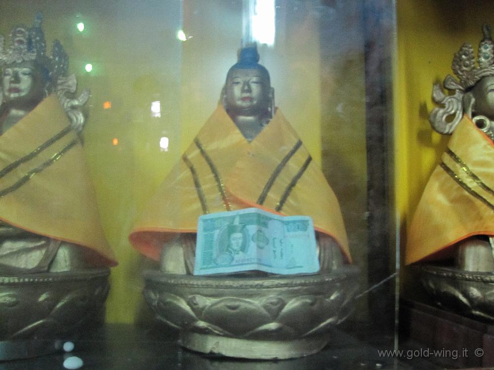 IMG_1921.JPG - Ulan Bator (Mongolia), Gandan Khiid, tempio Migjid Janraisig Sum: statuette di Amitayus, il Buddha della longevità (con offerte)