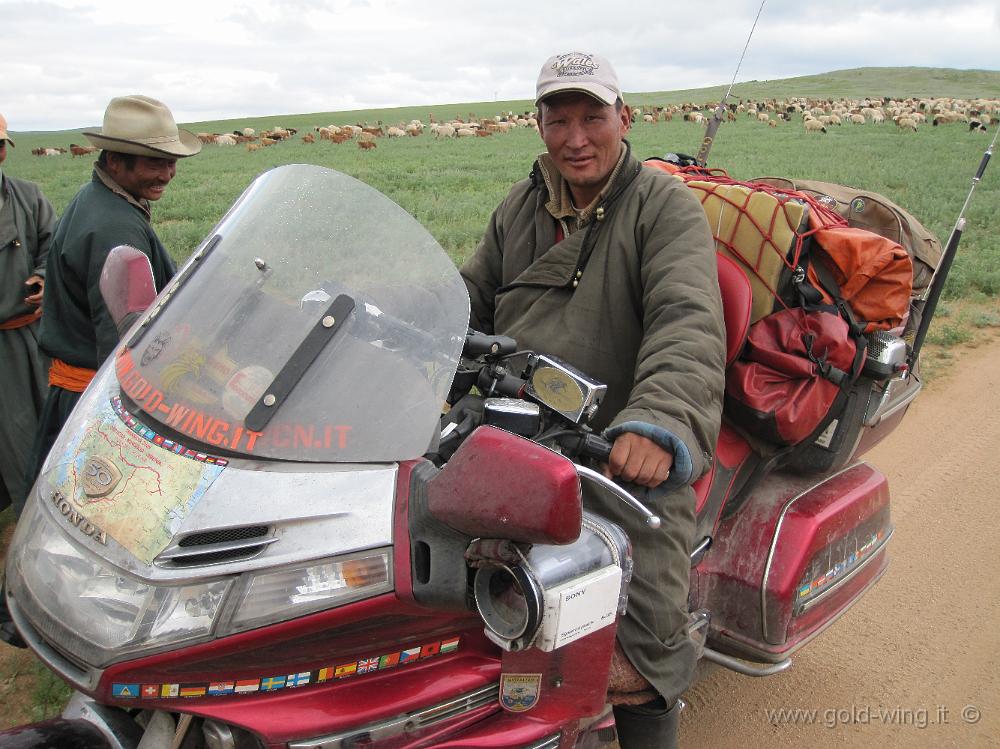 IMG_1951.JPG - A est di Lun (Mongolia): pastori a cavallo ... in sella alla moto