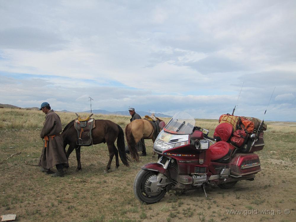 IMG_1969.JPG - Pista a est di Lun (Mongolia): pastori a cavallo