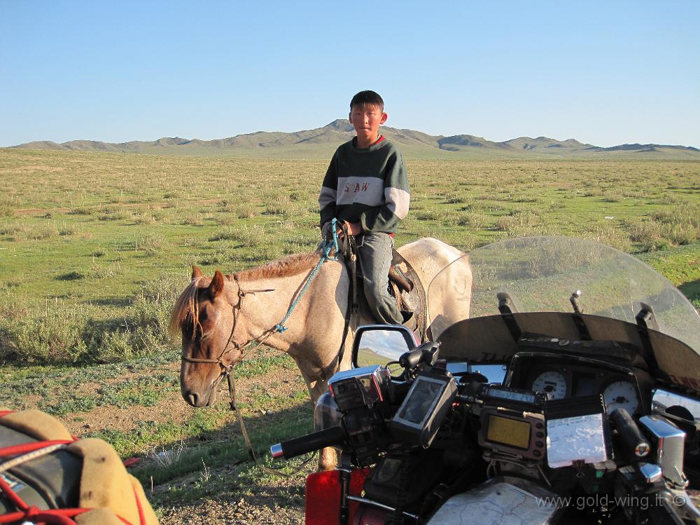 IMG_1993.JPG - A sud-ovest di Lun (Mongolia), giovane cavaliere. Sono fermo per i danni alla moto