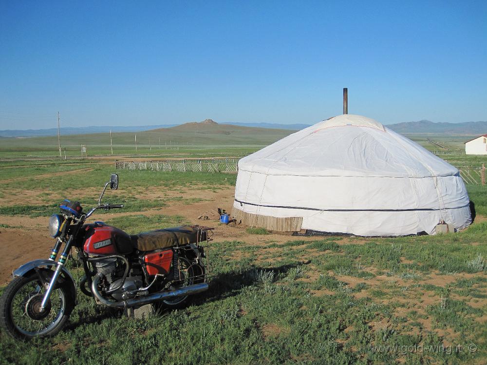 IMG_2065.JPG - Tra Lun e Kharkhorin (Mongolia): moto locali e gher nella steppa