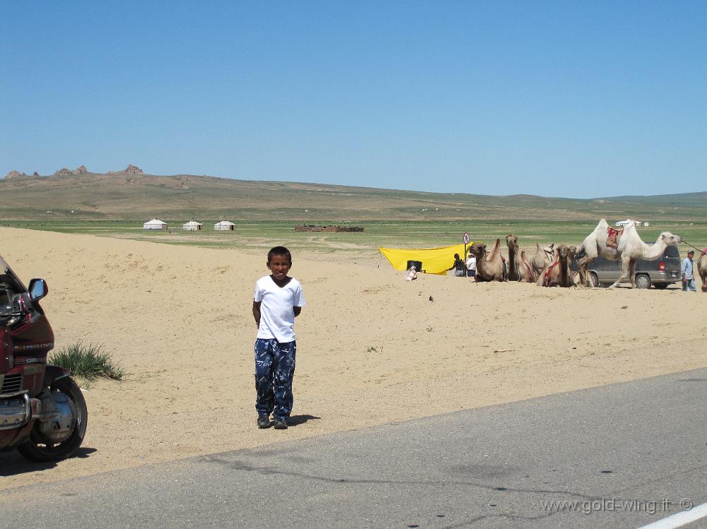 IMG_2188.JPG - Mongol Els (Mongolia): cammelli e bambini mongoli