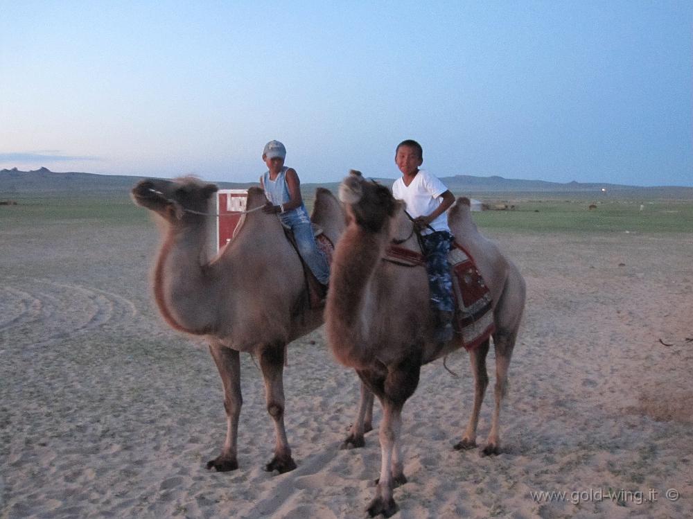 IMG_2237.JPG - Mongol Els (Mongolia): cammelli e bambini mongoli