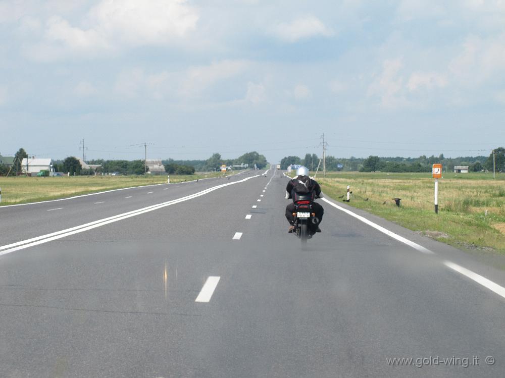 IMG_2937.JPG - Autostrada Minsk-Brest (Bielorussia): raggiungo una moto