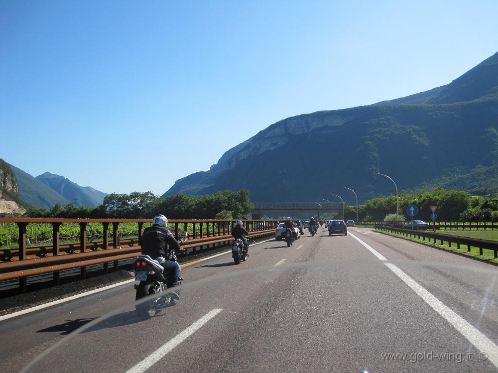 IMG_3028.JPG - Autostrada del Brennero fra Trento e Verona: motociclisti