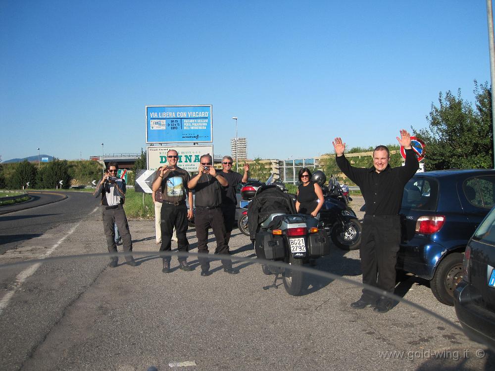 IMG_3031.JPG - Casello di Dalmine (BG), gli amici del forum di Mototurismo mi aspettano: (da sinistra) FAVO1, magi75, basico, Nico, Chiara, venturi_nicola