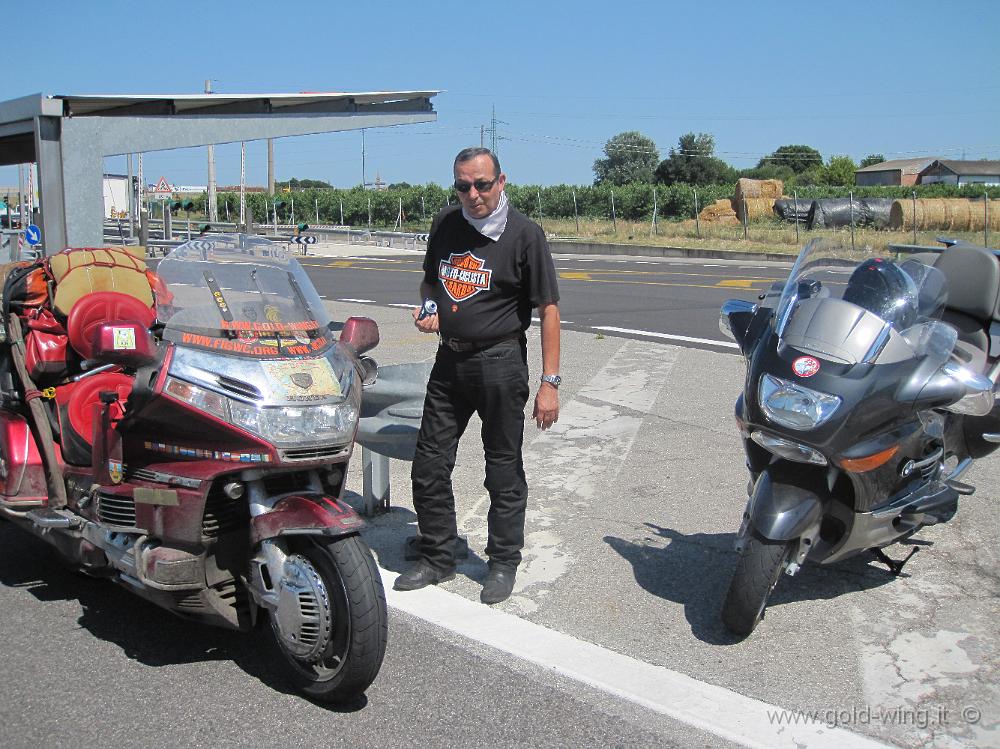 IMG_3070.JPG - Casello di Cesena: il mio amico Ginoe (con la sua BMW K1200LT), che ha riportato sul forum i miei sms