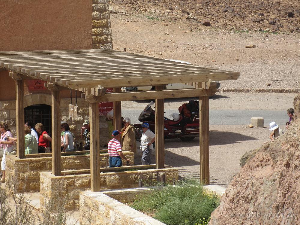 IMG_1312.JPG - Panorama del Wadi Rum dal centro visitatori: la mia moto è pronta per andare a Petra