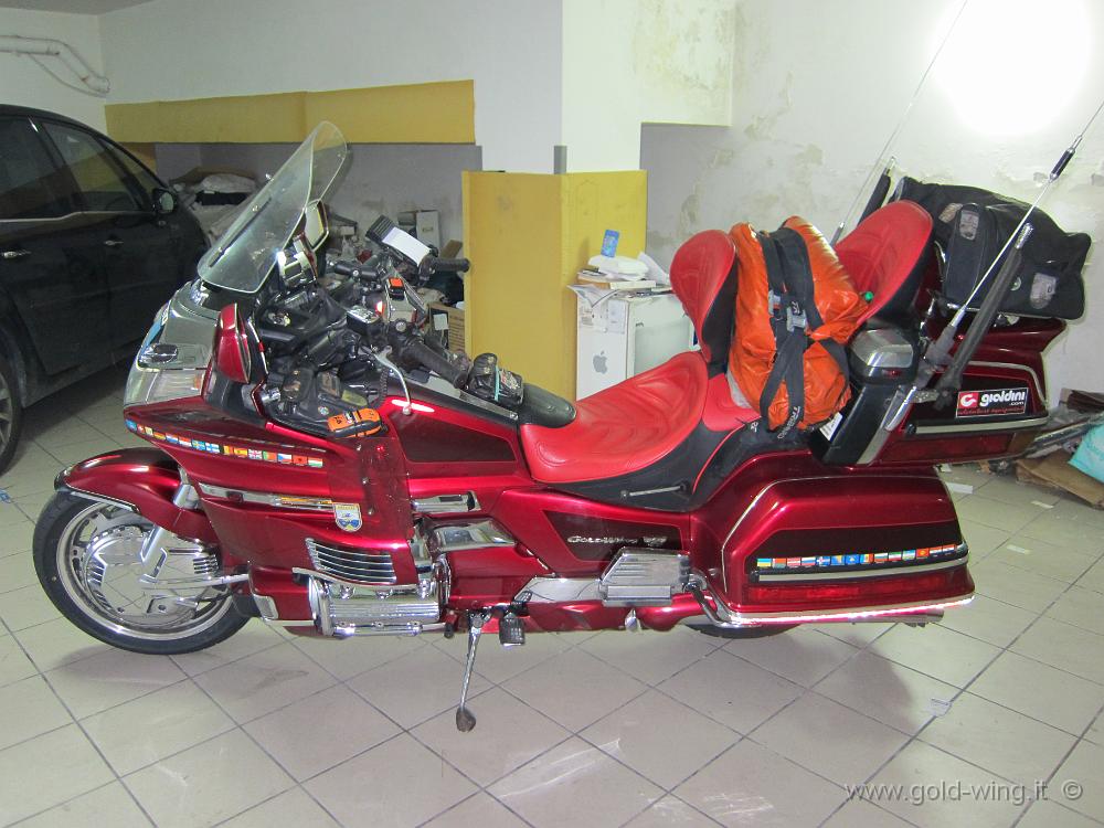 IMG_0005.JPG - Lecce - La moto pronta in garage