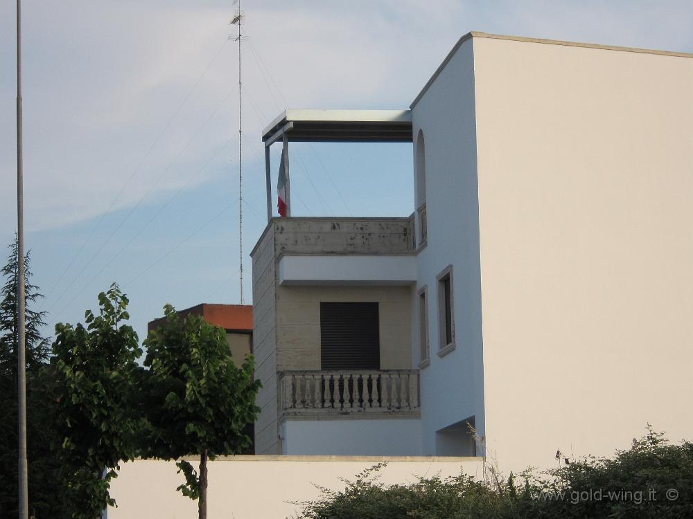 IMG_0013.JPG - Lecce - Ieri era la festa della Repubblica: la bandiera che sventola (per tutto il 2011) su casa mia