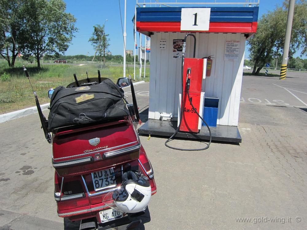 IMG_0146.JPG - Bielorussia - Comunque trovo la benzina: 92 ottani (quella che metterò normalmente d'ora in poi... se la trovo)