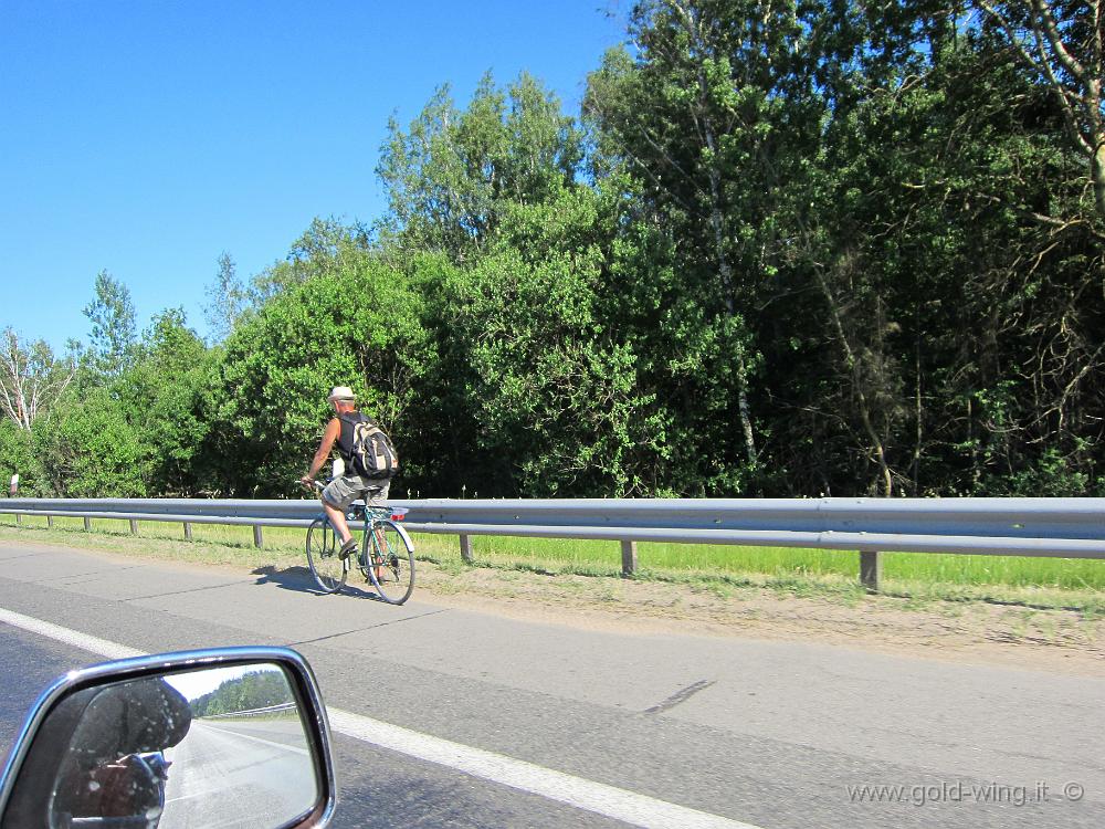 IMG_0195.JPG - Bielorussia - Ciclista in autostrada