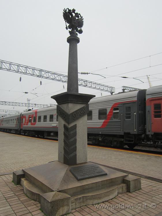 IMG_1707.JPG - Stazione di Vladivostok, capolinea della Transiberiana. La stele che indica la distanza da Mosca: km 9.288. Io ne ho fatti 9.630 (da Mosca)