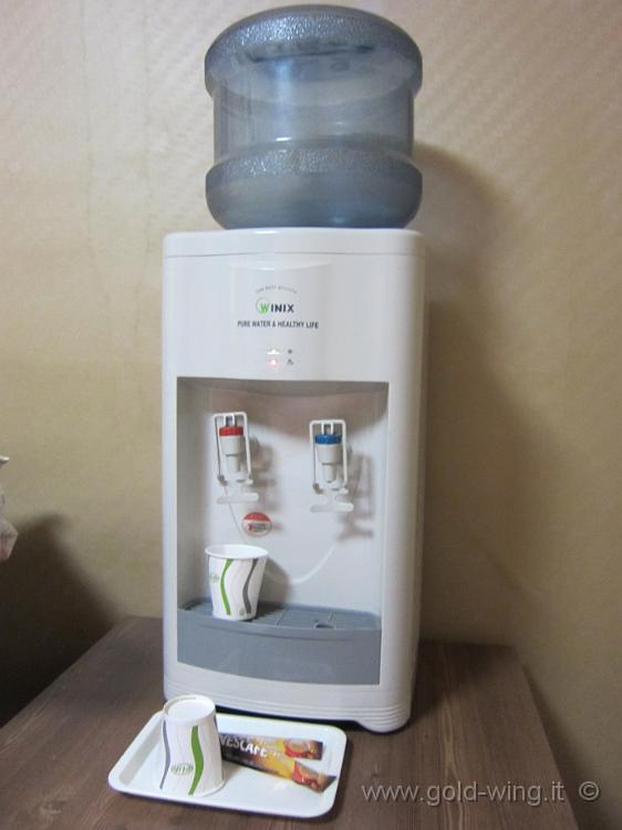IMG_2741.JPG - Muan - Nella camera d'albergo, come quasi sempre in Corea, c'è un erogatore di acqua calda (e fredda) e alcune dosi di caffè (e the)
