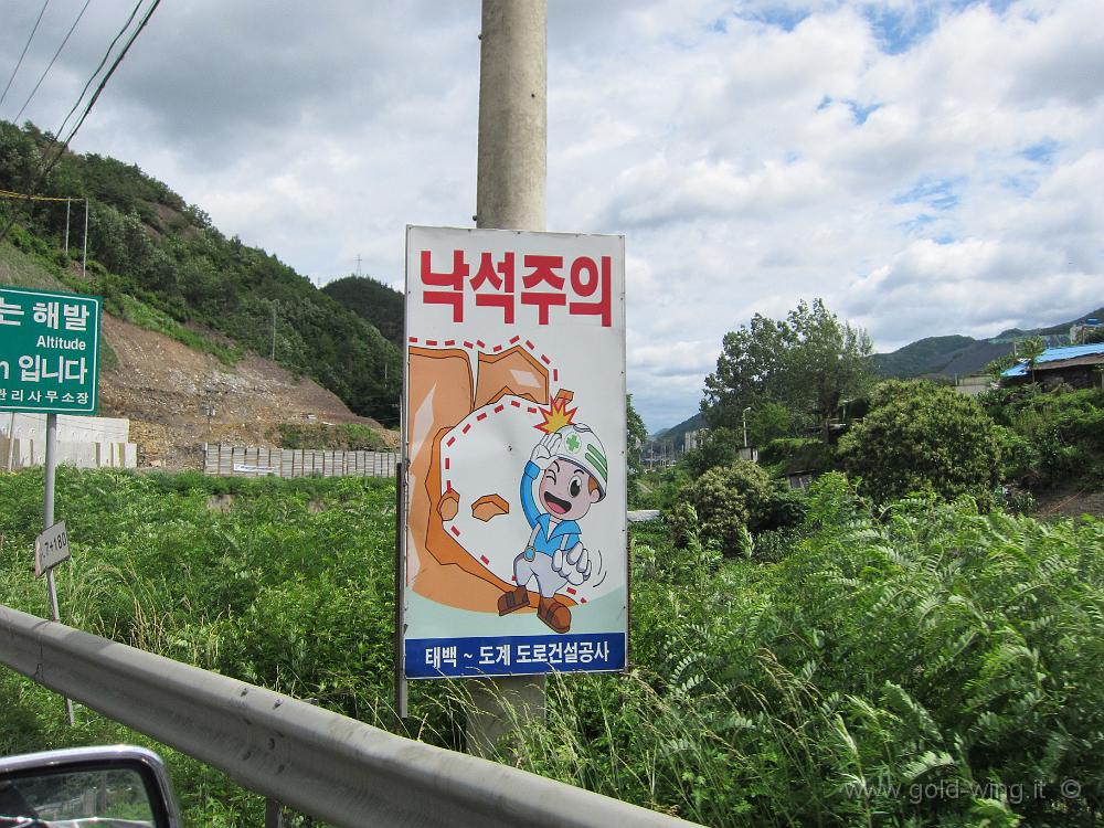 IMG_3671.JPG - Da Taebaek a Donghae - Simpatici cartelli stradali a fumetti