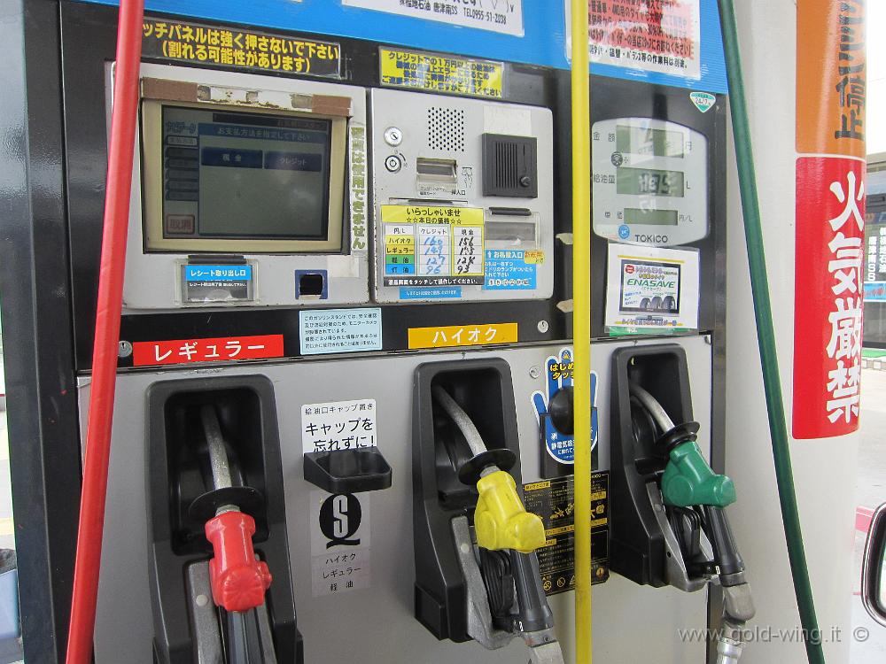 IMG_4045.JPG - Ovest di Kyushu - ... Ma riesco a fare benzina nel self service!