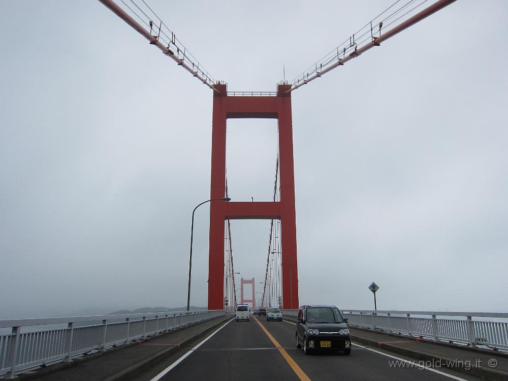 IMG_4061.JPG - Il ponte che unisce le isole di Kyushu e Hirado - Vento fortissimo