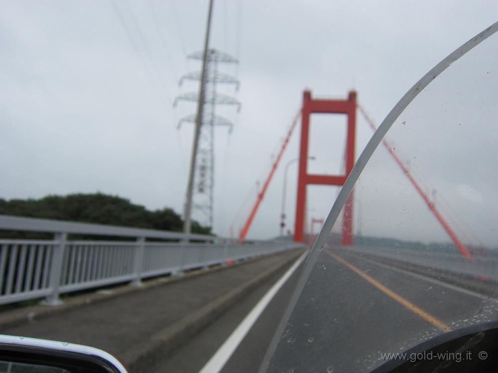 IMG_4082.JPG - Riattraverso il ponte che unisce le isole di Kyushu e Hirado - Ancora vento fortissimo e ho difficoltà a fotografare