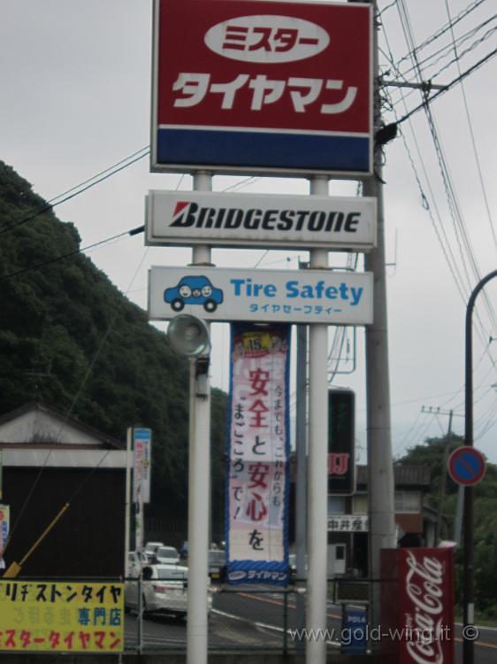 IMG_4094.JPG - Ovest di Kyushu - Un centro Bridgestone... ma non hanno la mia gomma