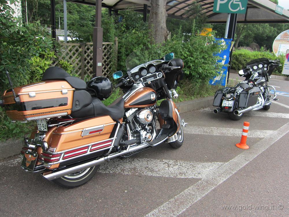IMG_4096.JPG - Ovest di Kyushu - Due grosse Harley (ma i motociclisti mi ignorano), stranamente parcheggiate fuori posto