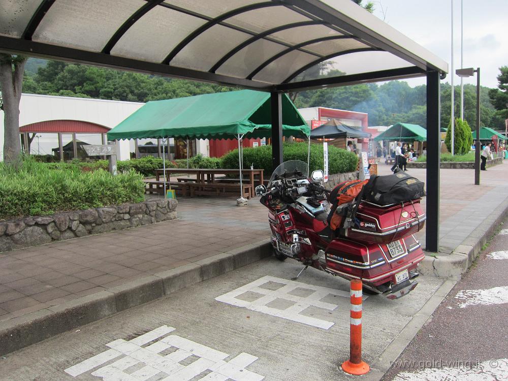 IMG_4097.JPG - Ovest di Kyushu - In autostrada, parcheggio nel solito posto riservato alle moto