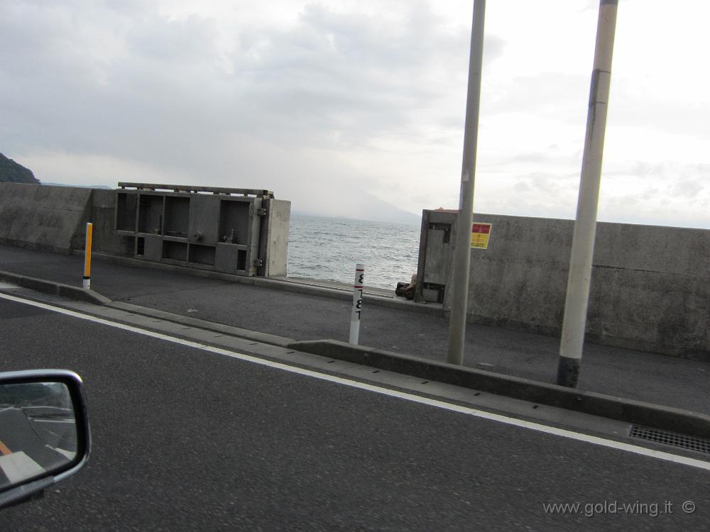 IMG_4175.JPG - Isola di Kyushu - Baia di Kagoshima: barriere di protezione