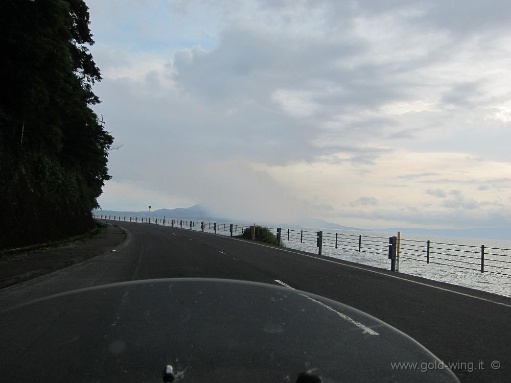 IMG_4180.JPG - Isola di Kyushu - Baia di Kagoshima: sullo sfondo, il vulcano (attivo) Sakurajima