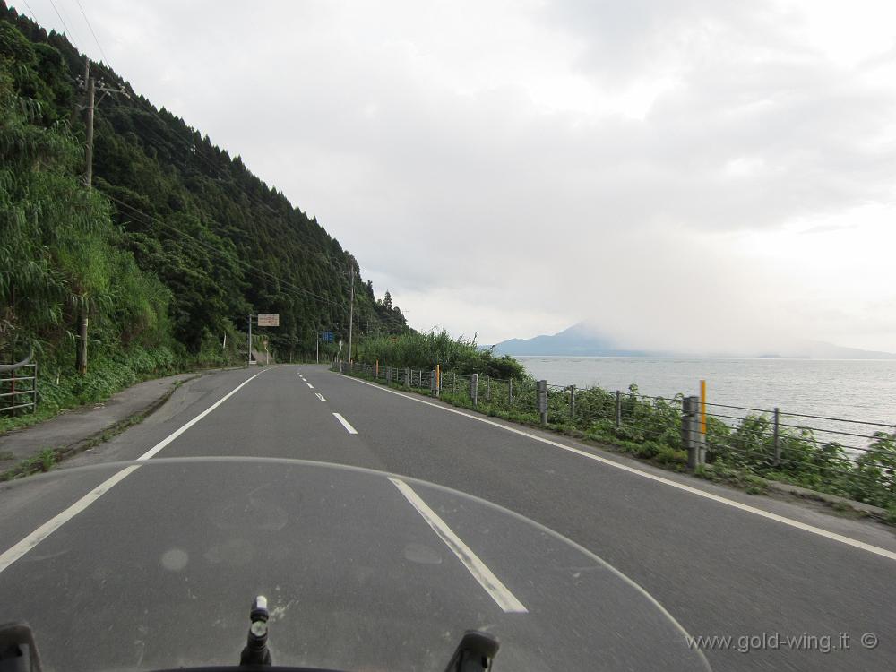 IMG_4182.JPG - Isola di Kyushu - Baia di Kagoshima: sullo sfondo, il vulcano (attivo) Sakurajima