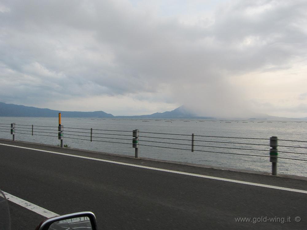 IMG_4186.JPG - Isola di Kyushu - Baia di Kagoshima: sullo sfondo, il vulcano (attivo) Sakurajima