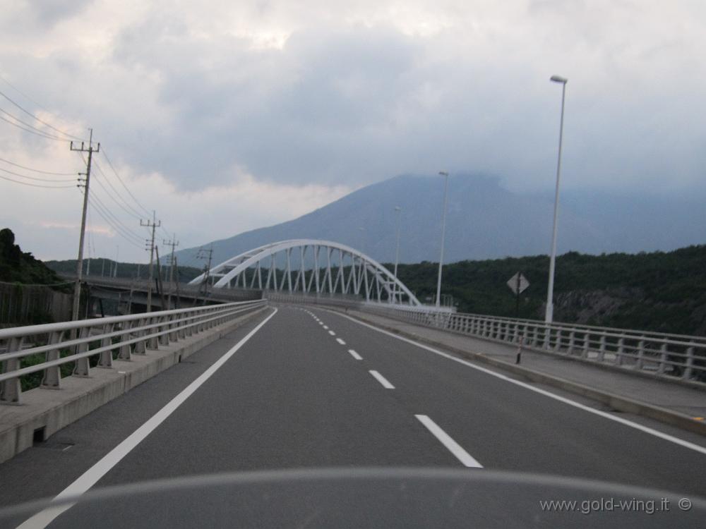 IMG_4208.JPG - Baia di Kagoshima: il ponte che unisce l'isola di Kyushu all'isola (ora penisola) del vulcano Sakurajima