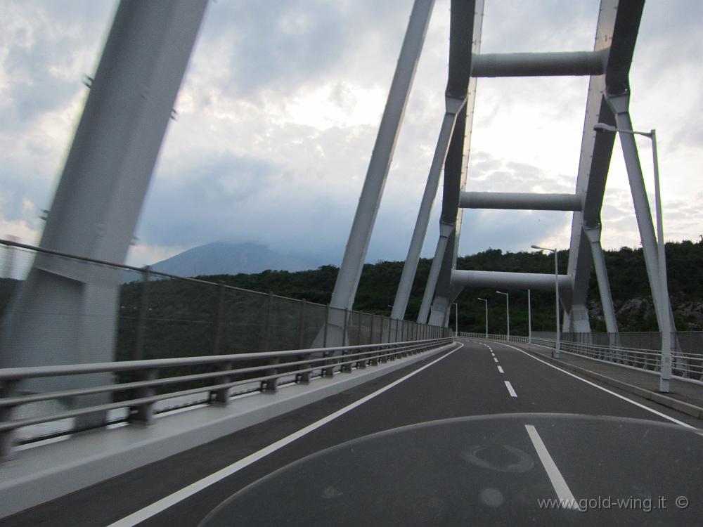 IMG_4210.JPG - Baia di Kagoshima: il ponte che unisce l'isola di Kyushu all'isola (ora penisola) del vulcano Sakurajima