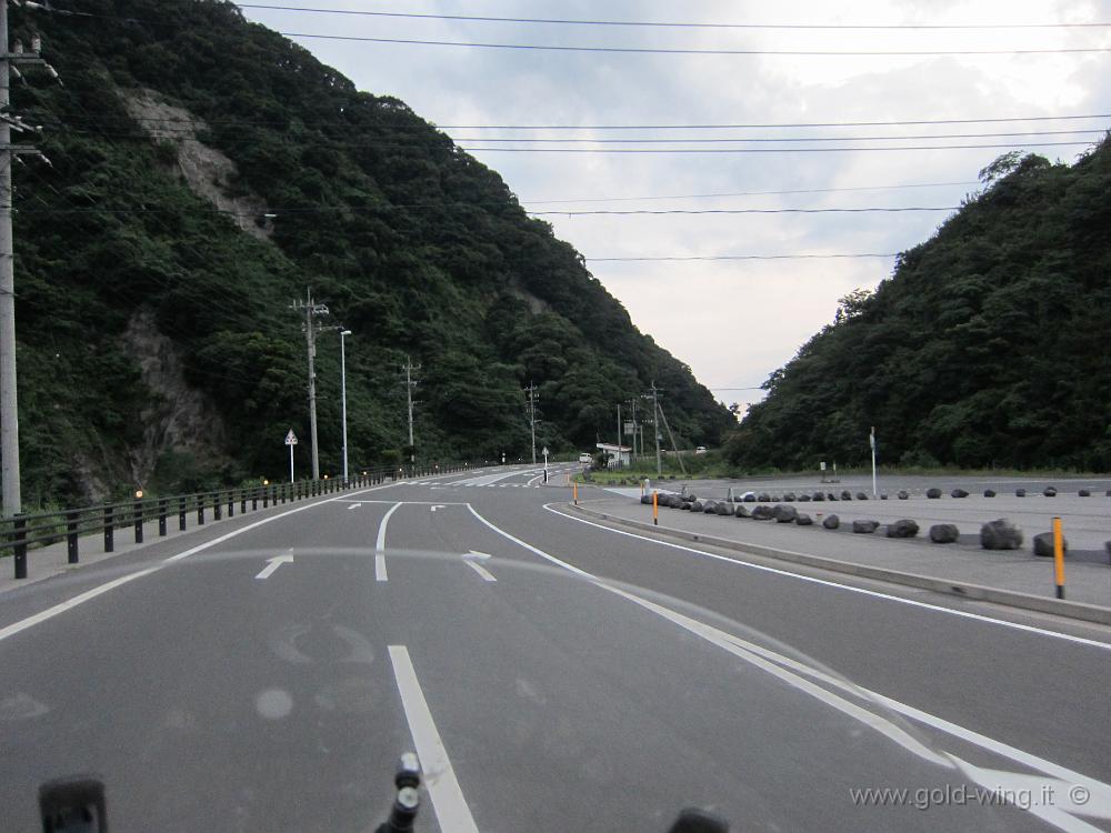 IMG_4214.JPG - Sulle pendici del vulcano: a destra la strada che gira intorno al Sakurajima, dritto verso Capo Sata