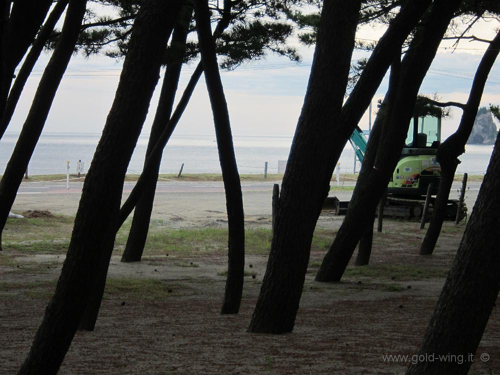IMG_5558.JPG - Parco nazionale San'in Kaigan - Shinonsen: il trattore che prepara la spiaggia prima della riapertura
