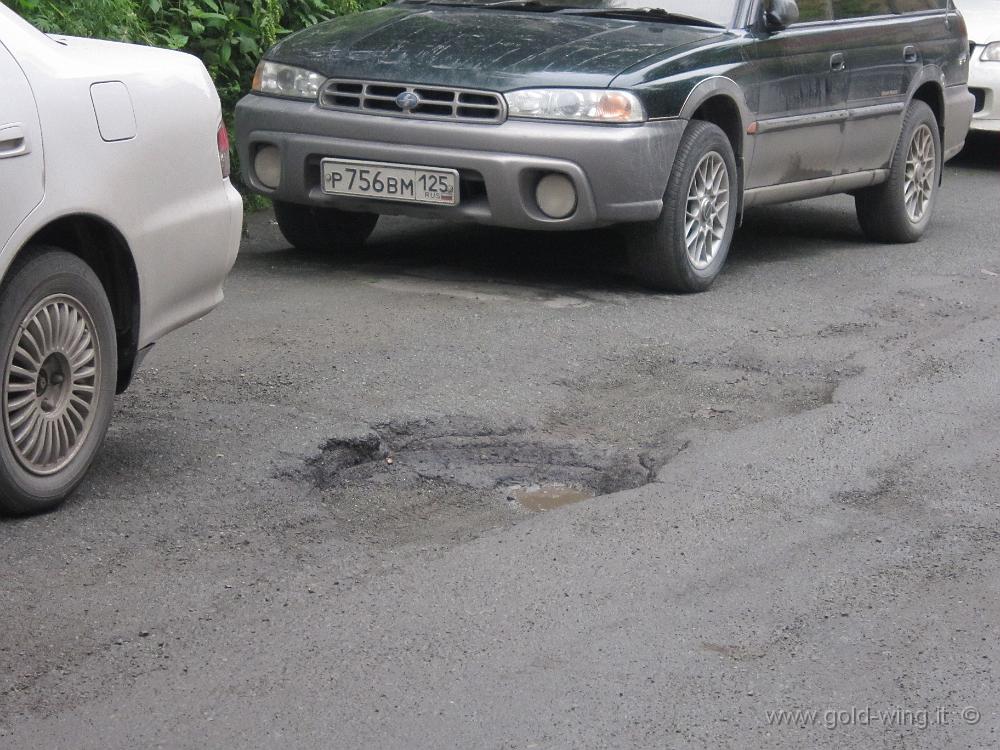 IMG_5798.JPG - Di fronte all'albergo - Ecco lo stato delle strade di Vladivostok