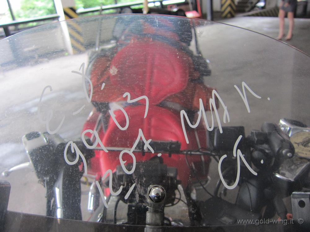 IMG_5801.JPG - Vladivostok - Strane scritte sul parabrezza quando mi riconsegnano la moto