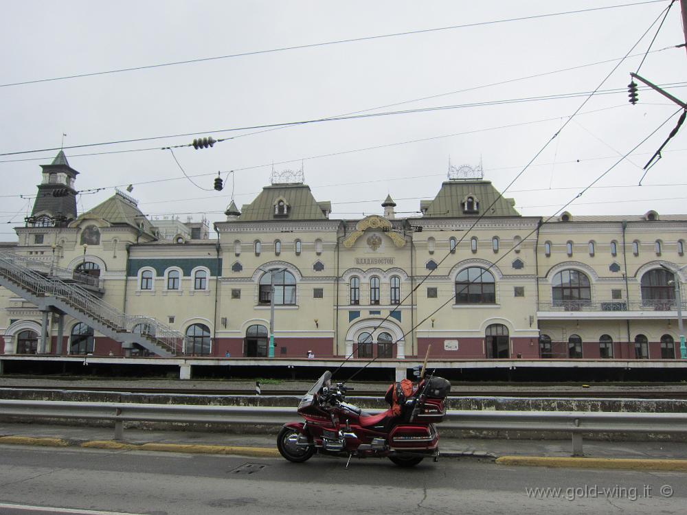 IMG_5806.JPG - Vladivostok - Stazione terminale della Transiberiana. Inizia il ritorno! Km 13.000 a casa