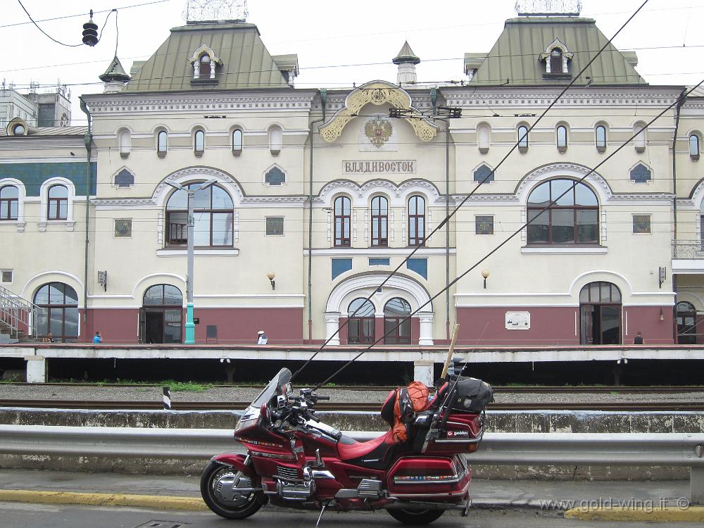 IMG_5807.JPG - Vladivostok - Stazione terminale della Transiberiana. Inizia il ritorno! Km 13.000 a casa