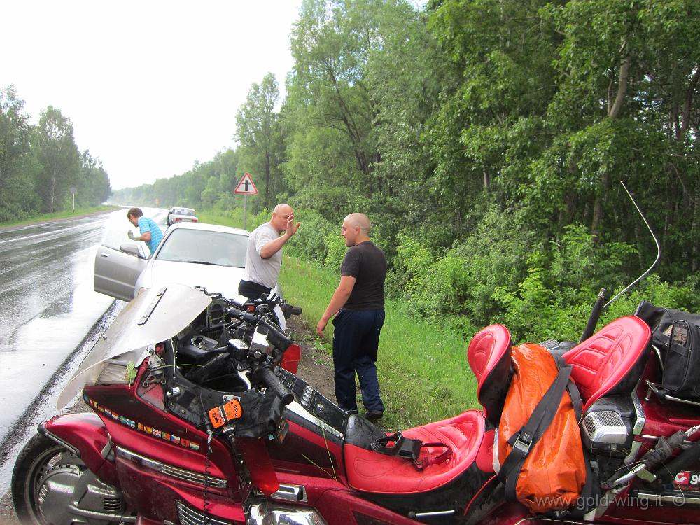 IMG_0651.JPG - 10.6 - Siberia, a est di Novosibirsk - Incidente: moto rimessa a bordo strada, con l'aiuto di 3 russi