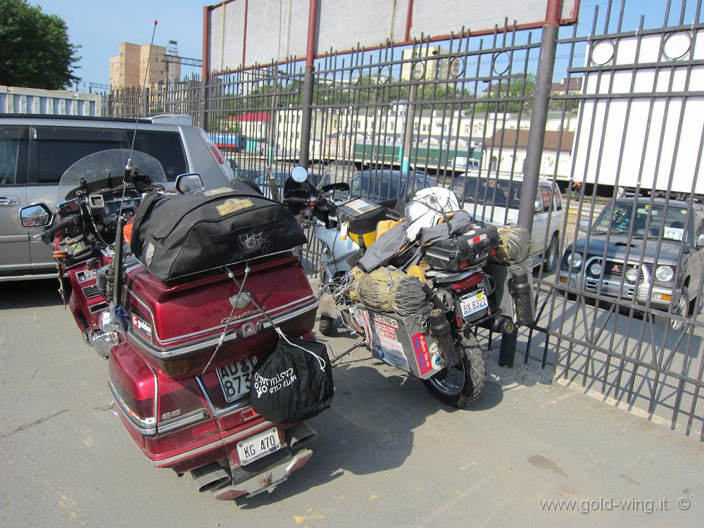 IMG_1674.JPG - 20.6 - Vladivostok - Lascio la moto in dogana (con la moto di un americano)