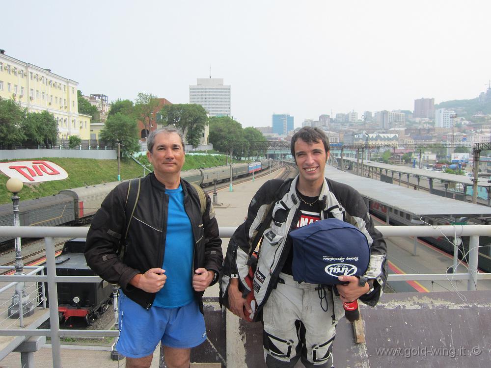 IMG_1835.JPG - 22.6 - Vladivostok - Pronti all'imbarco, con Davide Biga
