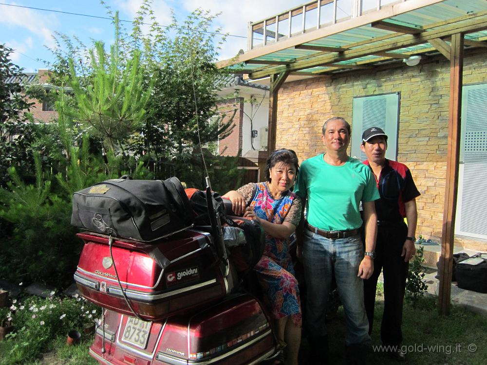 IMG_3484.JPG - 29.6 - Corea - Pulguksa: ospite di una famiglia coreana; moto in giardino