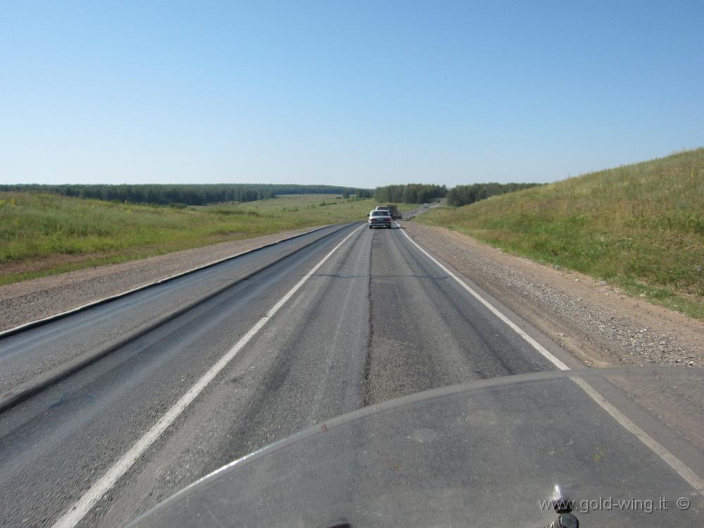 IMG_7032.JPG - 26.7 - Tipica strada russa, con i solchi nell'asfalto (koleyni)