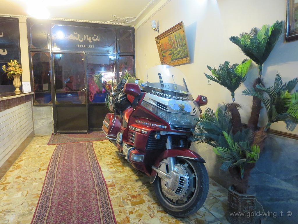 IMG_0568.JPG - 7.10 - Maku (Iran): la moto parcheggiata nell'albergo