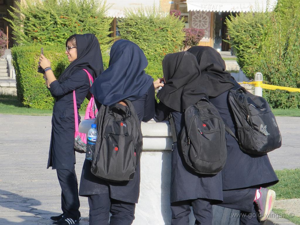 IMG_0935.JPG - 9.10 - Isfahan (Iran), piazza Naqsh-e Jahan: ragazze iraniane